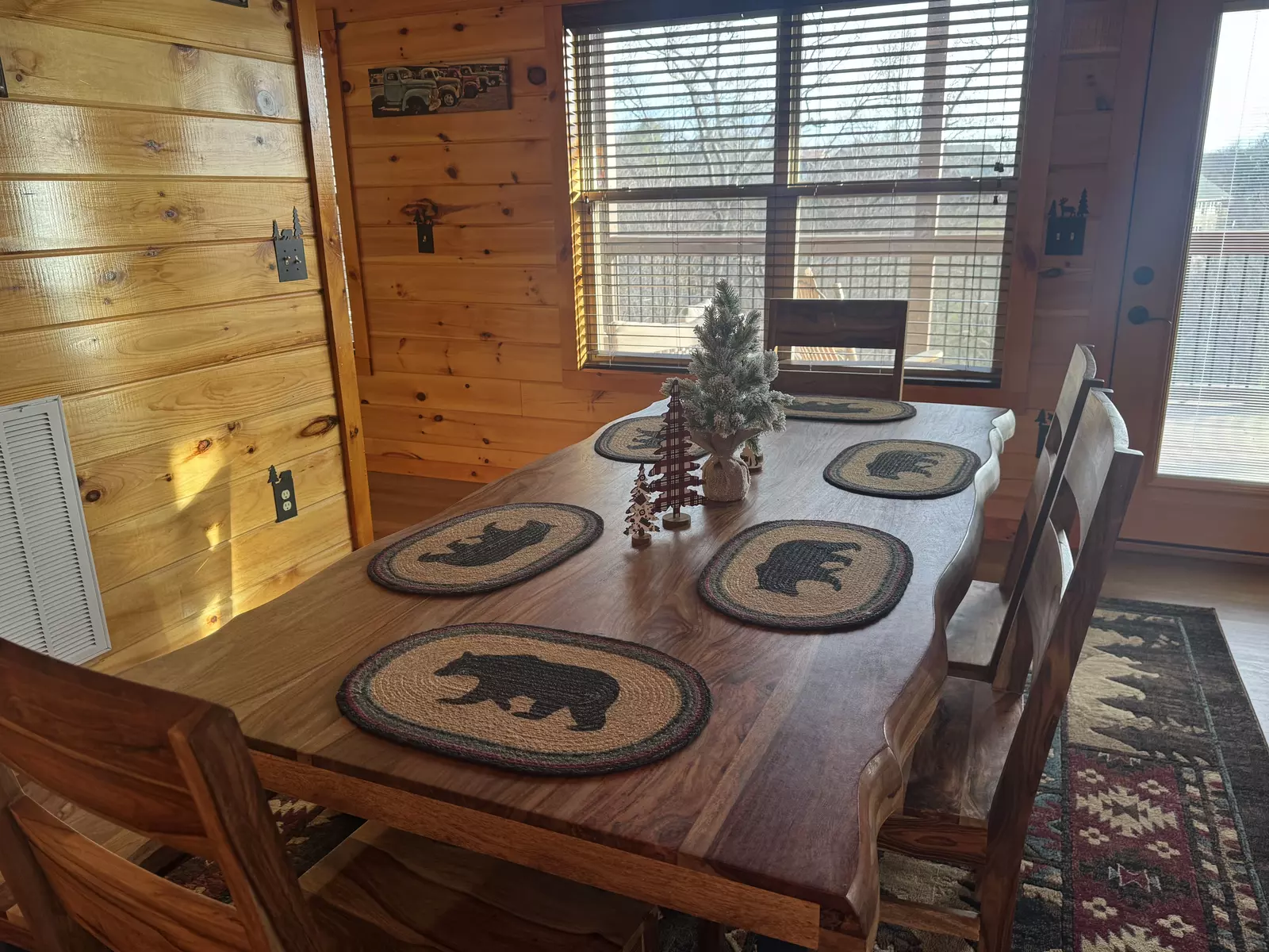 Cozy Cub Cabin Winterfest decorations