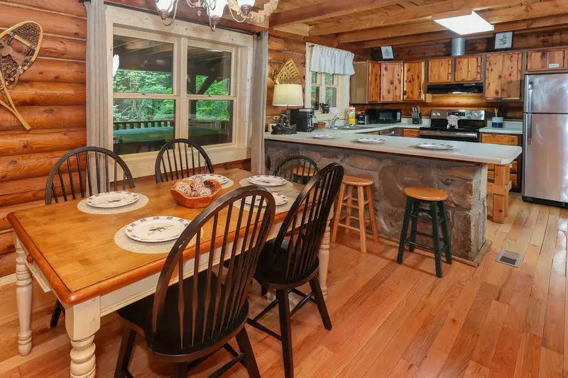 Lodge Between the Streams