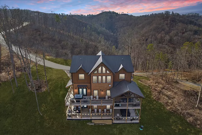 Moonshine Mountain Lodge