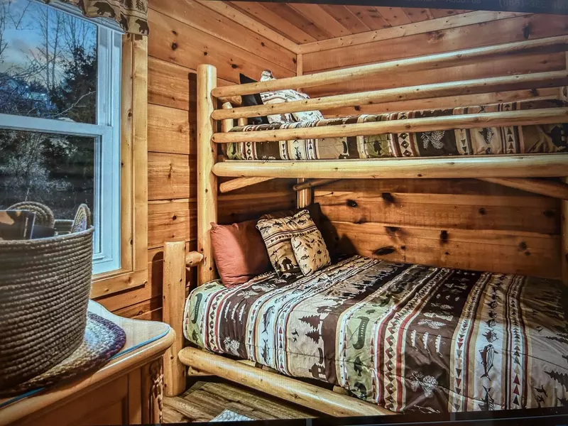 Kids bunk room sleeps 3