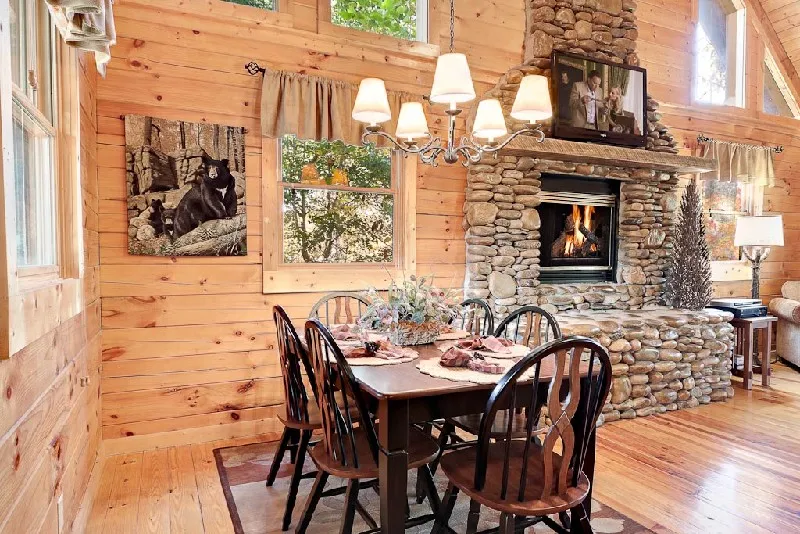 #Gatlinburgcabins, #Pigeonforgecabins,  dining room table