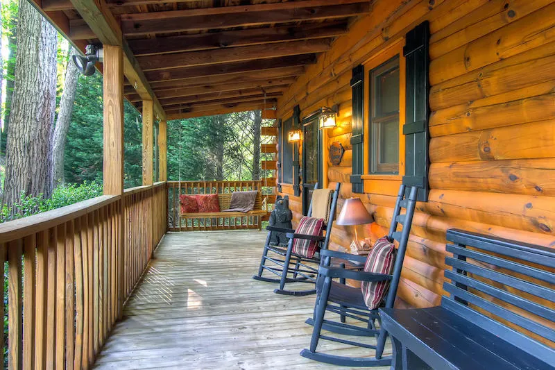 Front Deck Cabin Between Pigeon Forge and Gatlinburg