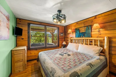 The green bedroom overlooking the hot tub and Mount LeConte.