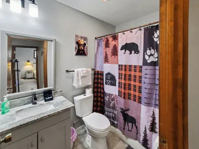 Full bathroom in the hallway