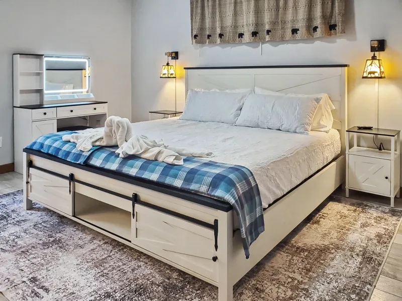 Picture of the master bedroom suite at Gatlinburg Landing