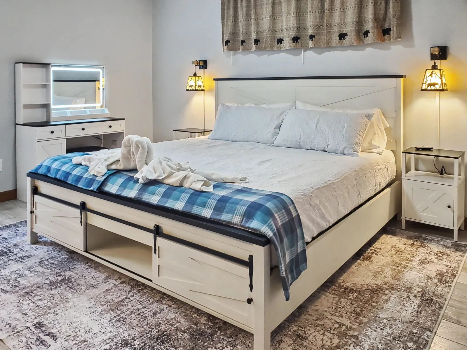 Picture of the master bedroom suite at Gatlinburg Landing