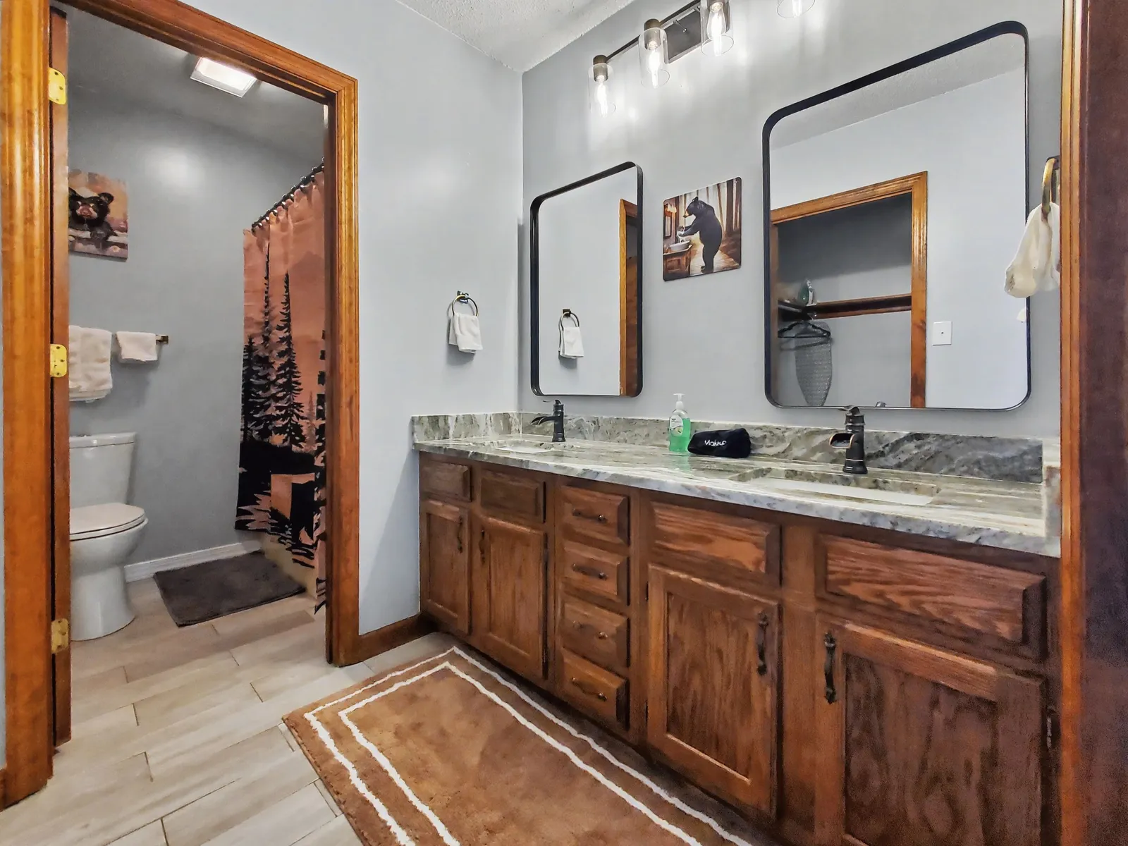 Double vanity sink in the master bathroom