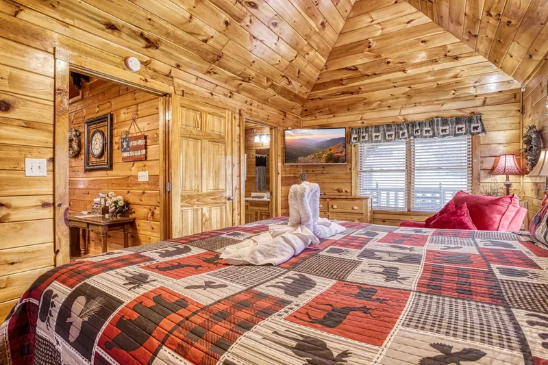 Three Bears - Main level bedroom with king size bed