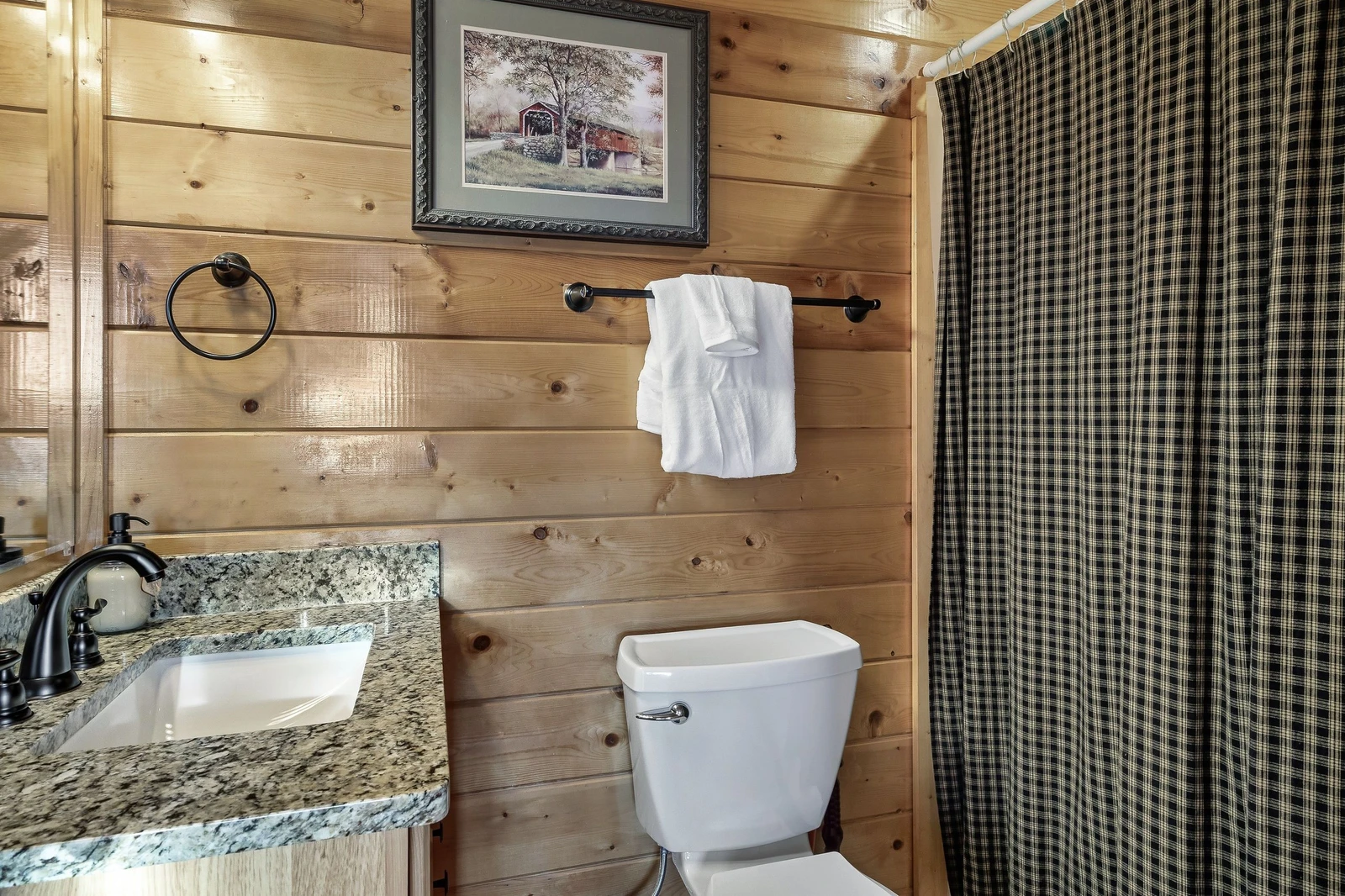 En-suite full bath in upper bedroom