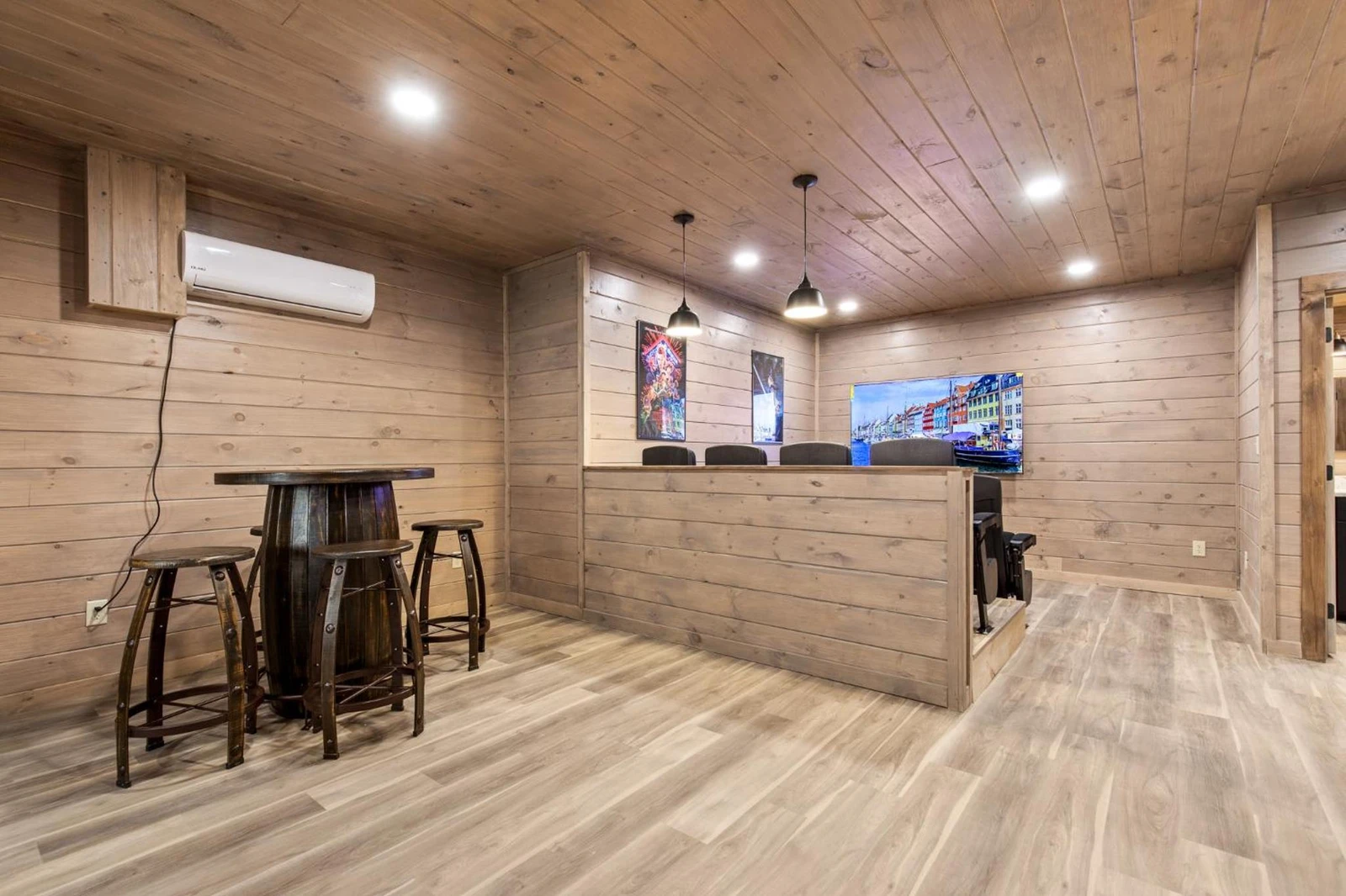 Property image, Interior, of Smoky Poolside Chalet