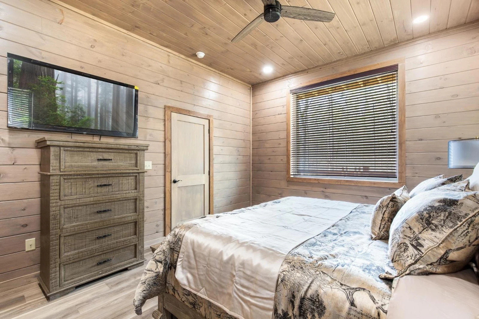 Property image, Interior, of Smoky Poolside Chalet