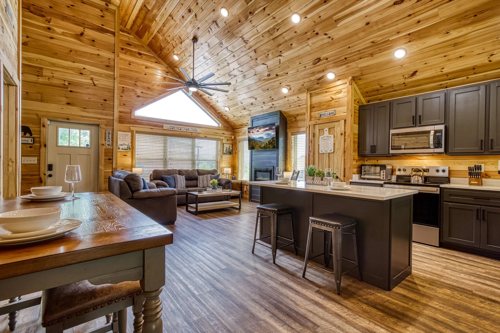 Mountain Memories dining area, fully furnished kitchen, and living room