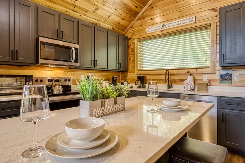 Mountain Memories kitchen island and fully furnished kitchen