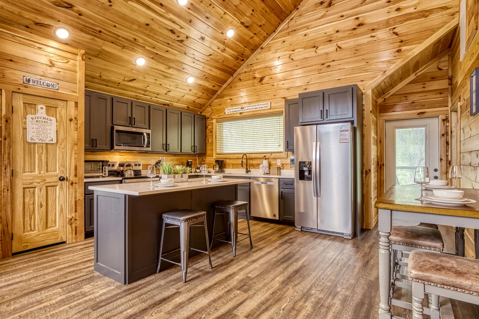 Mountain Memories dining area and fully furnished kitchen