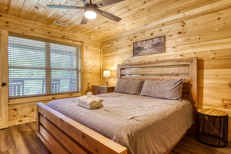 Mountain Memories king size bed in main level bedroom