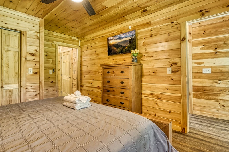 Mountain Memories main level bedroom with 40 inch TV and king size bed