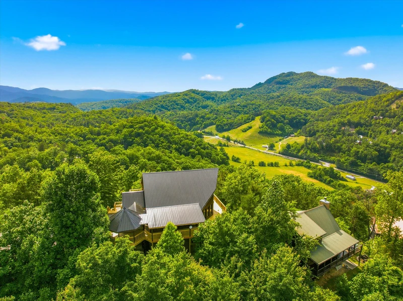 Evergreen Majesty Lodge