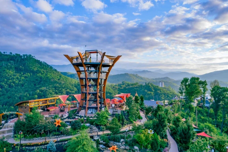 With attractions, dining, and nature all in one place, Anakeesta makes family fun easy.