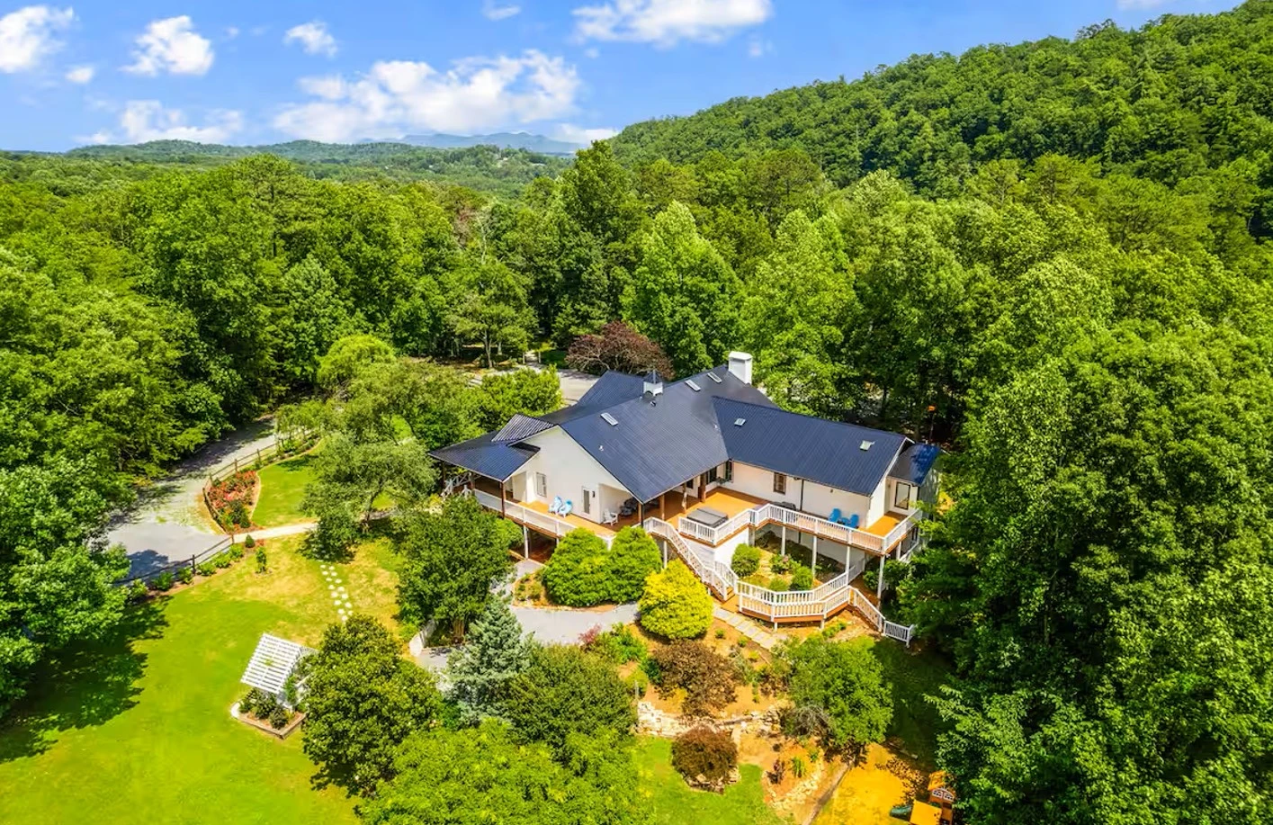 Property image, Exterior, of Bluff Mountain Inn