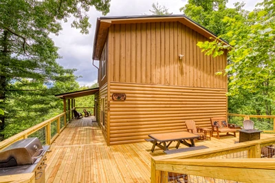 Bearadise Mountain Lodge entry deck