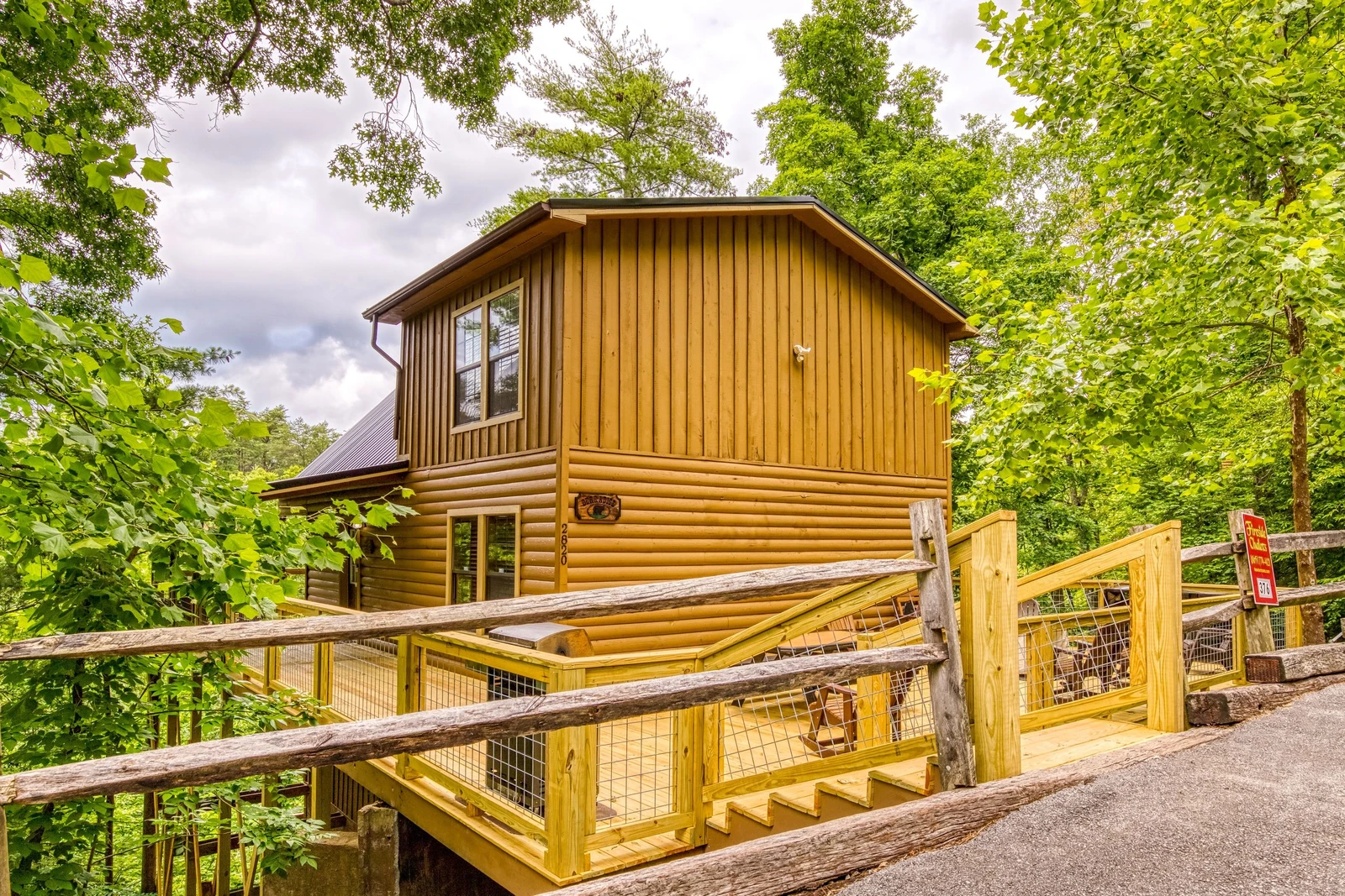 Bearadise Mountain Lodge entry deck