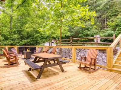 Bearadise Mountain Lodge entry deck with picnic table