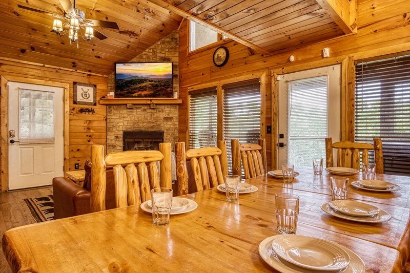 Bearadise Mountain Lodge dining table and living room