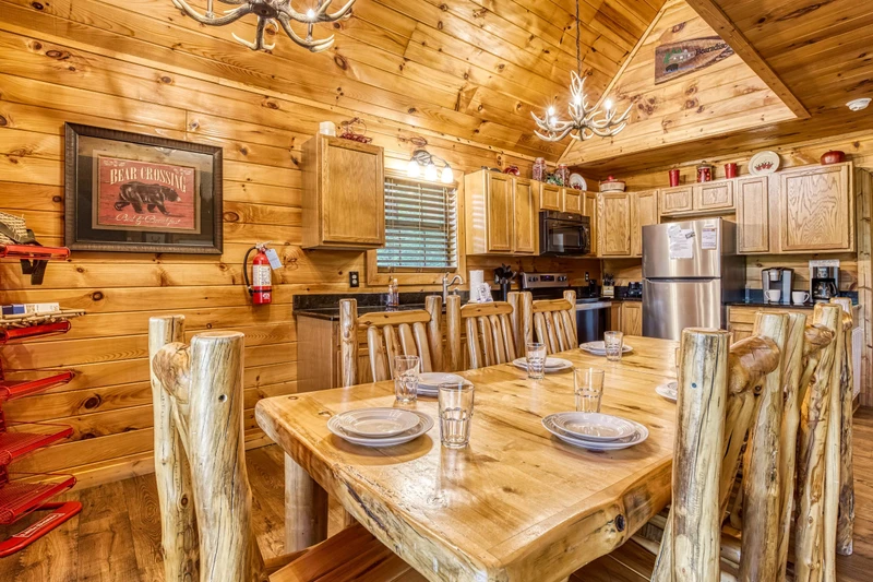 Bearadise Mountain Lodge dining table and kitchen