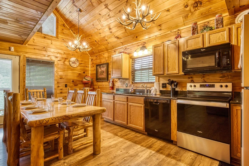 Bearadise Mountain Lodge fully furnished kitchen and dining table