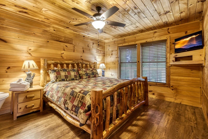 Bearadise Mountain Lodge main level bedroom with king size bed