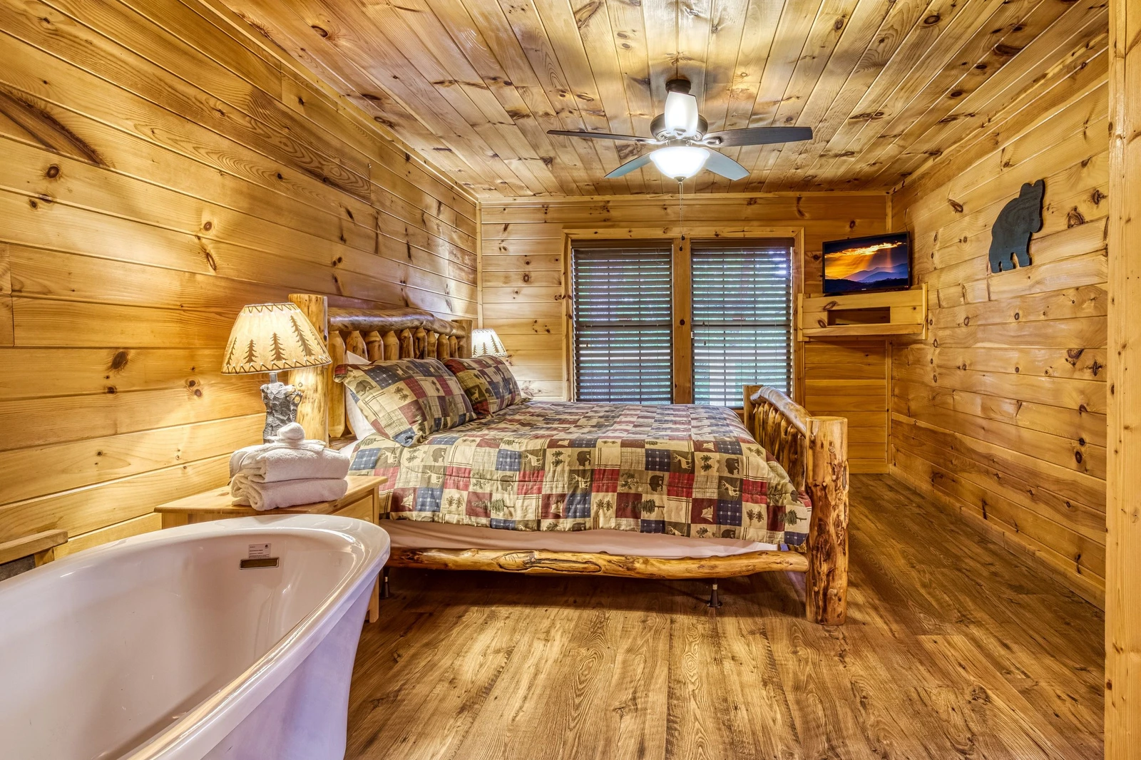 Bearadise Mountain Lodge main level bedroom with spa soaking tub and king size bed