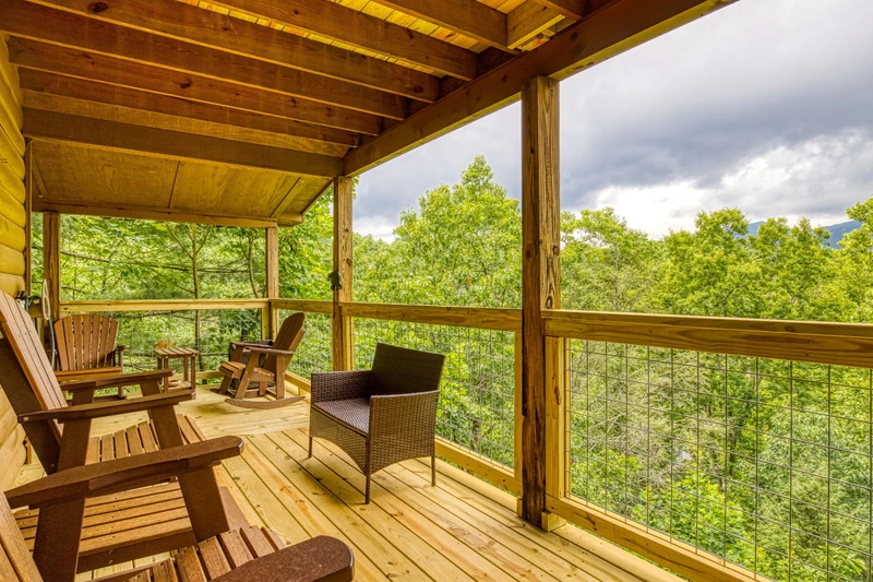 Bearadise Mountain Lodge main level covered back deck