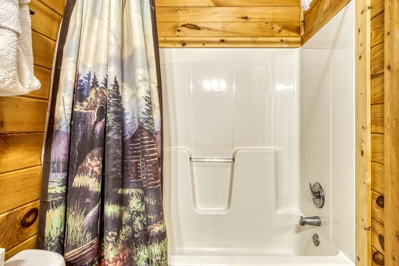 Bearadise Mountain Lodge upper level bathroom with tub/shower combo