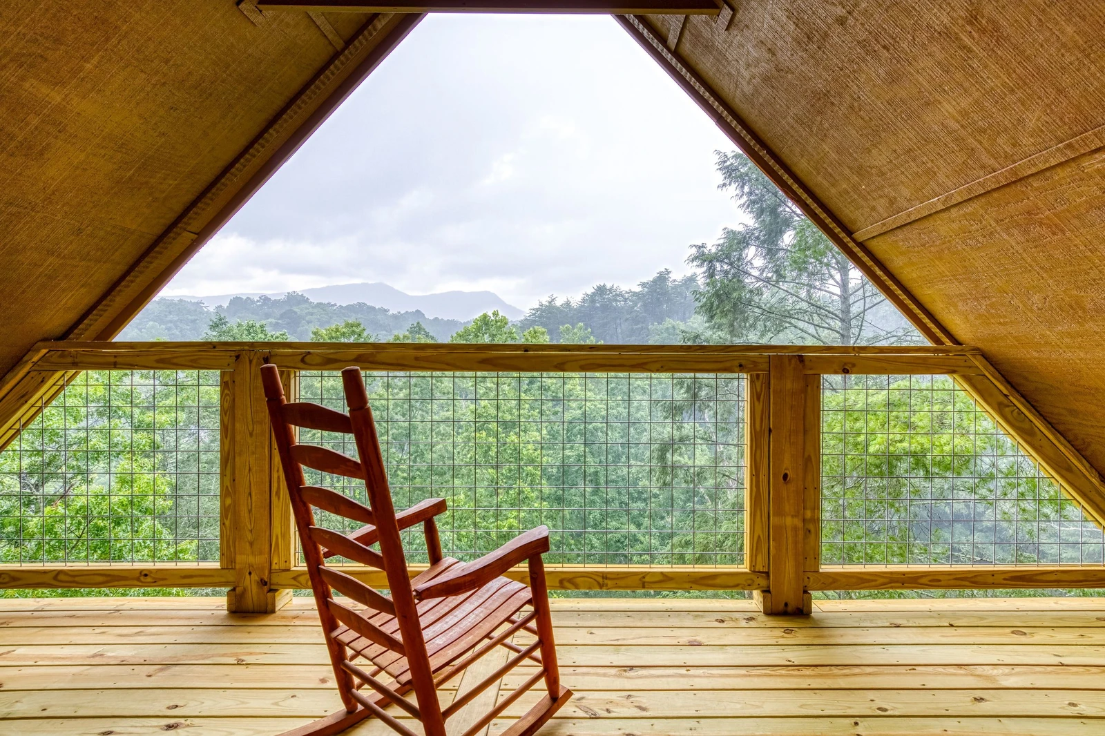 Bearadise Mountain Lodge upper level balcony with mountain views 
