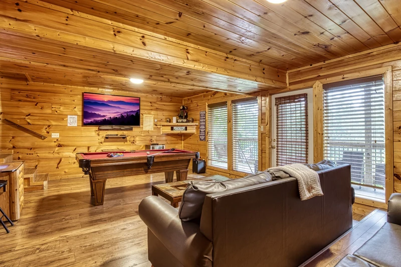 Bearadise Mountain Lodge middle level game room with pool table