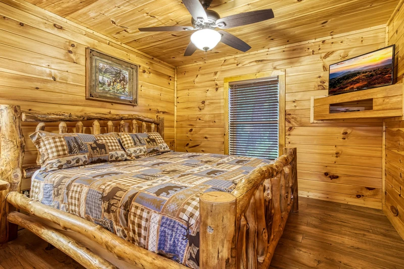 Bearadise Mountain Lodge middle level bedroom with king size bed