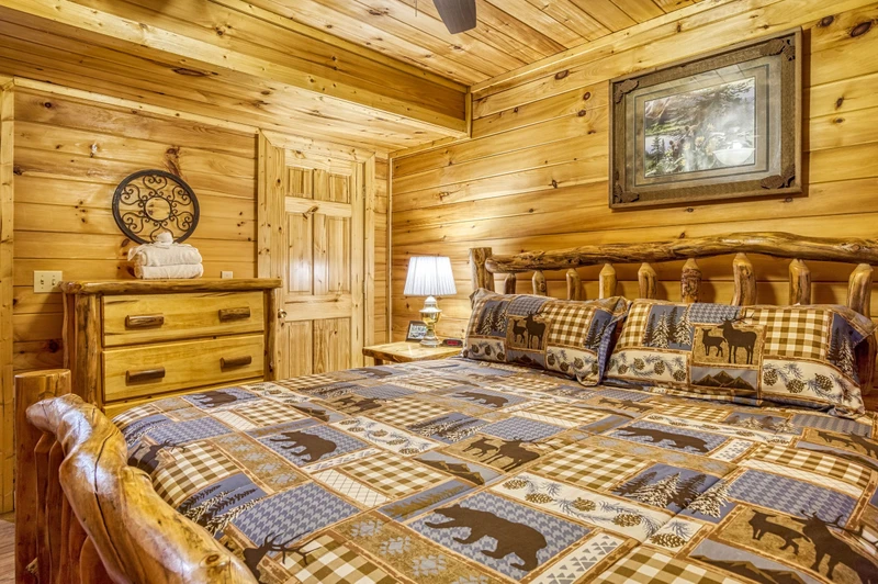 Bearadise Mountain Lodge middle level bedroom with king size bed