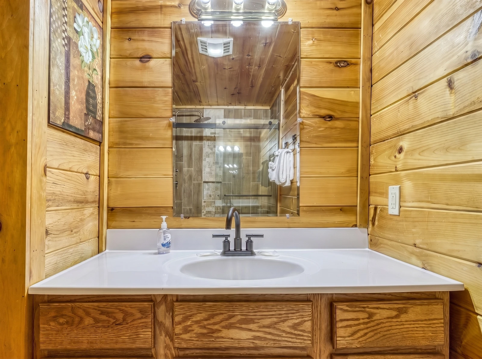 Bearadise Mountain Lodge middle level bathroom with single vanity