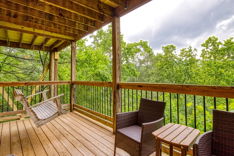 Bearadise Mountain Lodge middle level deck with swing