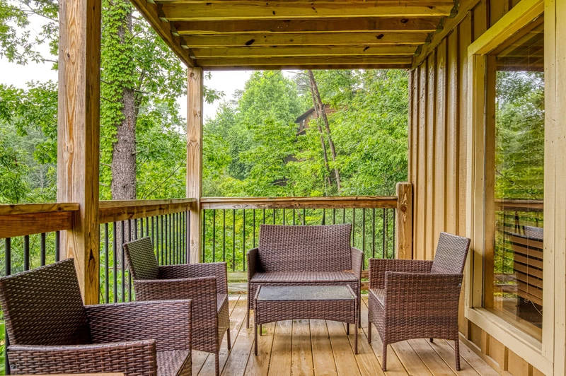 Bearadise Mountain Lodge middle level deck with sitting area