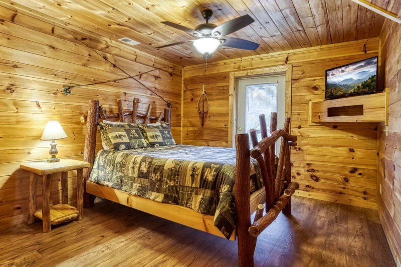 Bearadise Mountain Lodge bottom level bedroom with queen size bed