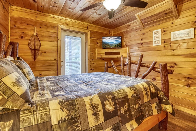 Bearadise Mountain Lodge bottom level bedroom with queen size bed and 32 inch TV