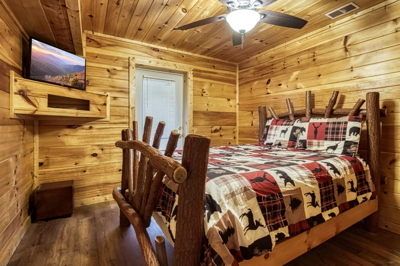 Bearadise Mountain Lodge bottom level bedroom with queen size bed