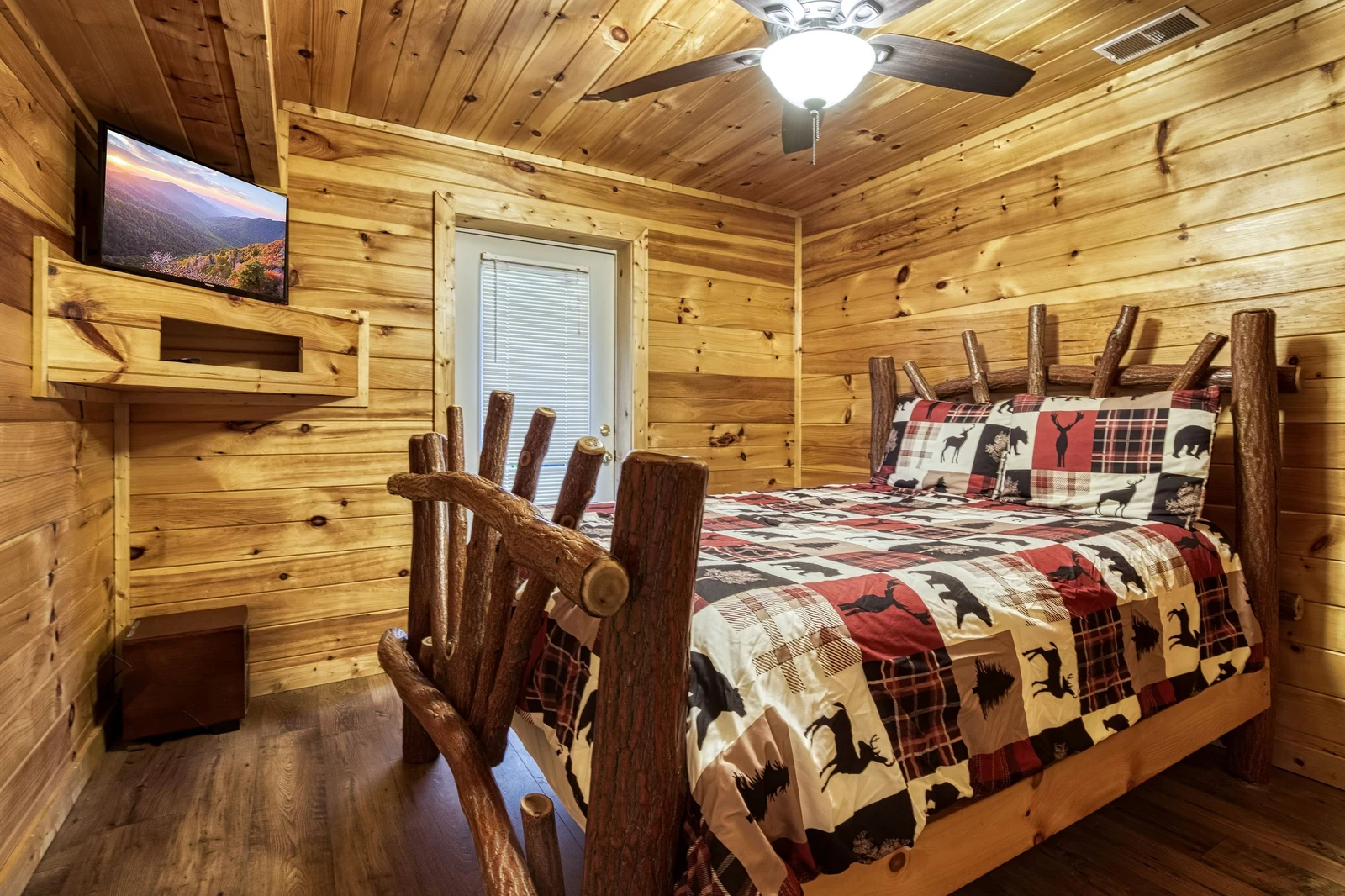 Bearadise Mountain Lodge bottom level bedroom with queen size bed