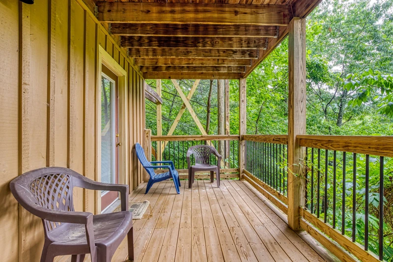 Bearadise Mountain Lodge bottom level deck with sitting area