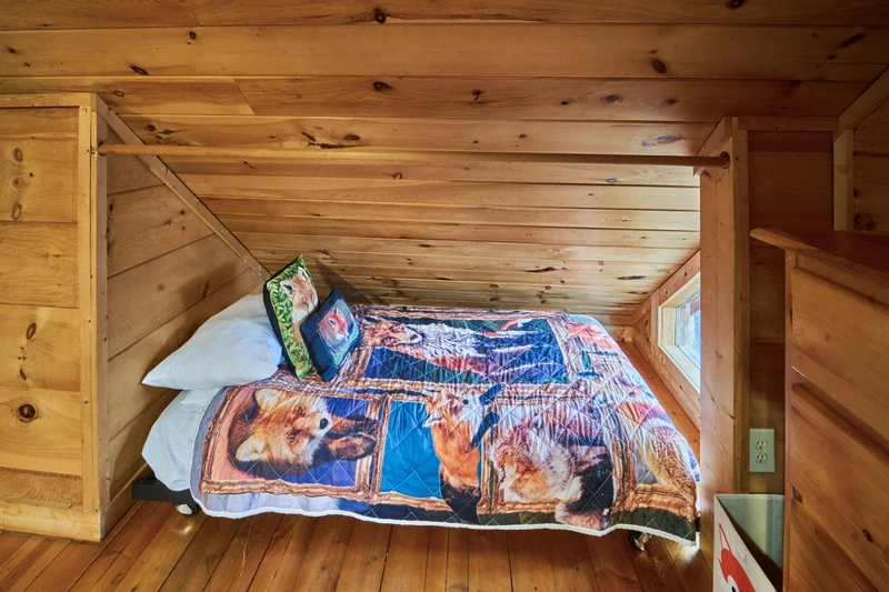 The single bed cubby in the loft.