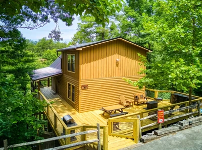 Bearadise Mountain Lodge entry deck with sitting area