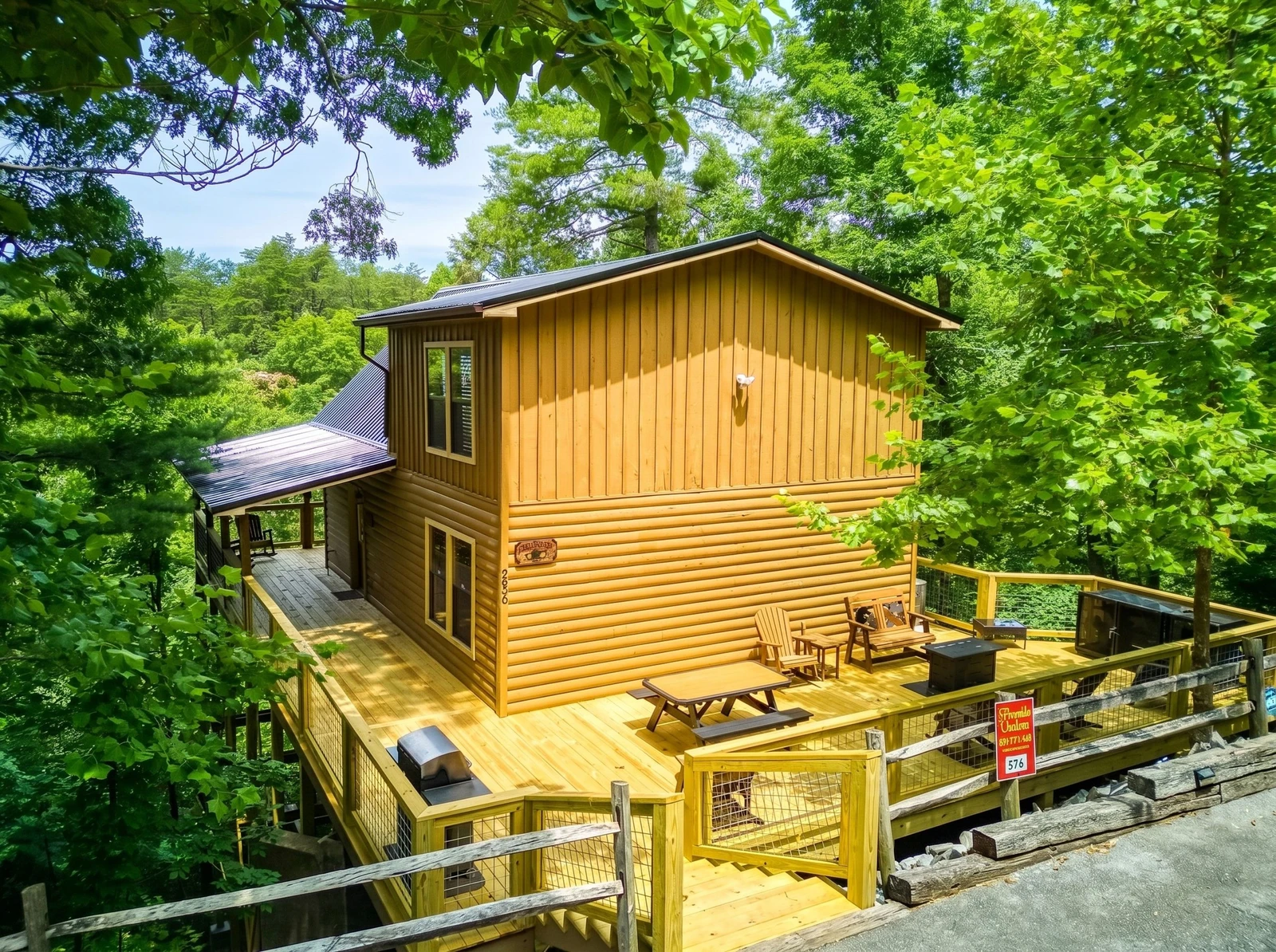 Bearadise Mountain Lodge entry deck with sitting area