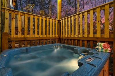 Brand new hot tub- refilled and sanitized before every check in