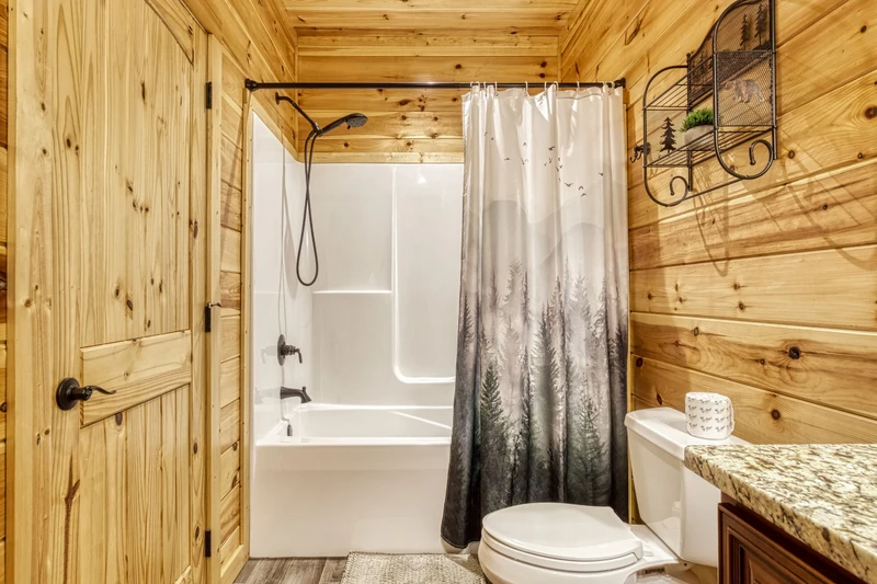 Woodness Gracious main level bathroom with tub/shower combo